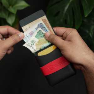 WF Leathercraft No. Cartera Multifuncional 101 en 1, Hecha a Mano, Estilo Normcore/Minimalista, Unisex, Negra y Roja - Product Image 4