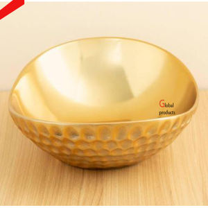 Cuenco para servir alimentos con diseño martillado de aluminio y metal con acabado dorado de aspecto clásico para restaurante y bar de hotel - Product Image 1