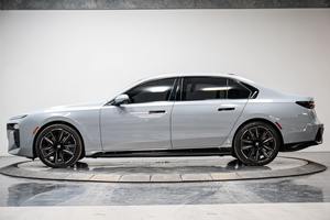 รถยนต์ปี 2023 ผ่านการรับรองความสะอาด รถใช้แล้วสภาพดี ระบบขับเคลื่อนสี่ล้อ เครื่องยนต์ดีเซลเทอร์โบ ความจุ 8 ลิตร เกียร์อัตโนมัติ เบาะหนัง ล้อแม็กซ์ R19 พวงมาลัยซ้าย - Product Image 4