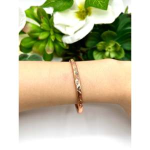 Bracelet manchette élégant en cuivre de la collection Shirley - Product Image 5