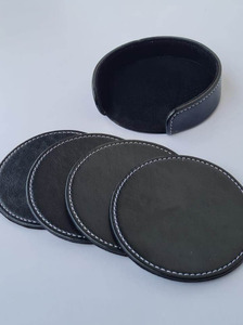 Sous-verres ronds en cuir originaux avec support Sous-verres en cuir pour boissons Ensemble de 4 sous-verres avec support pour table basse - Product Image 3