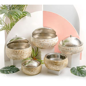 Plat d'affichage de buffet en prix de gros plat de service de nourriture rond chauffe-plats en nacre avec chauffe-plats à lèvres martelées - Product Image 1