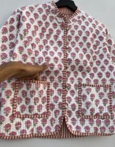 Manteau d'hiver court réversible matelassé fait à la main pour femmes veste en coton Kantha avec imprimé floral et broderie technique tricotée - Product Image 6