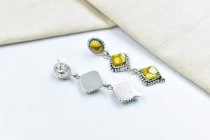 ต่างหูเม็ดเดี่ยวดอกรักเร่ทำด้วยมือด้วยหินเทอร์ควอยซ์และเสาเงินสเตอร์ลิงสำหรับผู้หญิง - Product Image 2