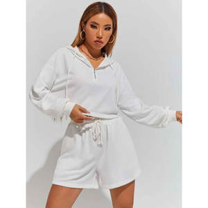 Ensemble de survêtement décontracté ajusté pour femmes, couleur unie, sweat à capuche et short, tenue deux pièces, vente en gros, logo personnalisé, ensemble court - Product Image 3