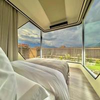 Minuscule Maison capsule en acier de luxe Mini villa préfabriquée avec remorque de bateau pour hôtel de villégiature ou jardin Espace modulaire