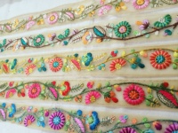 Rubans et lacets brodés floraux sur mesure en plusieurs couleurs assorties, adaptés aux créateurs de robes pour enfants