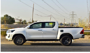 Para Hilux: Camioneta pickup de cuero oscuro con tracción total, lista para aventura y equipada para camping - Product Image 2