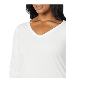 T-shirt à manches régulières et col en V pour femme, un essentiel classique de la garde-robe, parfait à porter sous votre veste préférée - Product Image 2
