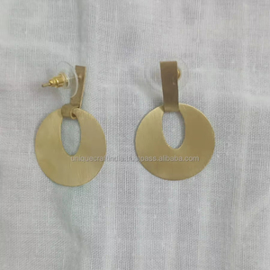Pendientes de Metal de latón pulido mate chapados en oro hechos a mano - Product Image 1