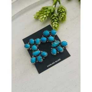 Boucles d'oreilles pendantes Sheila Becenti en turquoise Kingman et argent sterling, motif floral en grappe - Product Image 4