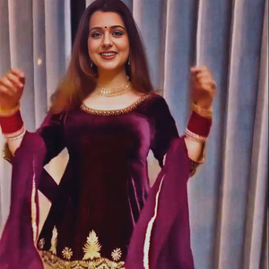Exclusivo par de Palazzo morado en tela de terciopelo viscosa con bordado para mujeres indias paquistaníes en bodas y fiestas - Product Image 1