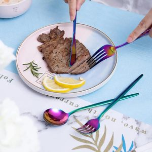 Ensemble de couverts arc-en-ciel vibrant avec des tons d'acier colorés, idéal pour rehausser les repas de tous les jours - Product Image 4