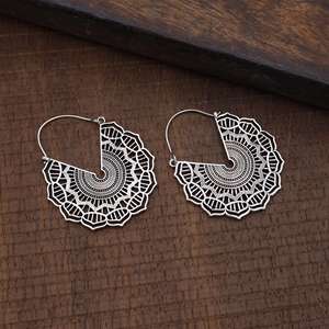 Pendientes de Aro con Mandala Tribal, Pendientes de Plata 925 para Mujer, Acabado en Plata Oxidada, Joyería Floral, Pendientes al por Mayor - Product Image 3