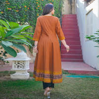 Kurti Anarkali en coton flammé grande taille style Angrakha, couleur marron, tenue traditionnelle élégante, coupe confortable, tissu doux à motifs