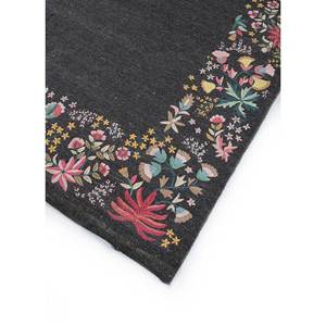 พรมลายดอกไม้สีเบจและสีน้ำตาลแบบทอแบนจากขนสัตว์ ยี่ห้อ Aprezo สำหรับบ้านและทางเดิน พรมทรงสี่เหลี่ยมผืนผ้าจากปอกระเจา รุ่น PDWL-60 (EM)-Jaipur Rugs US - Product Image 2