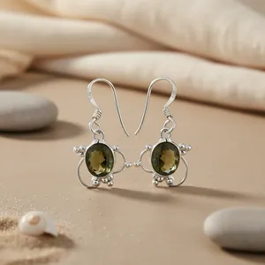 Pendientes de Plata 925 con Diseño de Flor y Gema Verde para Uso Diario, Compromiso, Boda, Aniversario y Fiesta - Product Image 3