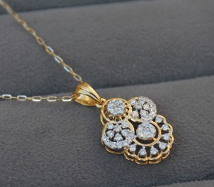 Pendentif pour femme en or jaune 18 carats, léger, minimaliste, avec diamants naturels certifiés IGI, élégant, moderne, luxe au quotidien - Product Image 4