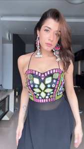 ชุดคุर्ตาผ้าจอร์เจตต์สำหรับงานเทศกาลสำหรับผู้หญิง พร้อมผ้าคลุมไหล่ปักลายกระจกแท้และกางเกง - เสื้อผ้าอินเดียและปากีสถาน - Product Image 2