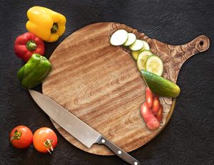 Nueva llegada Eco estilo redondo tallado madera de acacia tabla de cortar precio al por mayor bandeja de servicio mesa de comedor caja de embalaje uso de cocina - Product Image 5