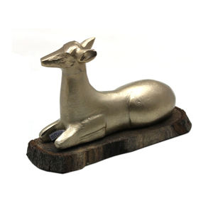 Latón EPL acabado aluminio y madera Navidad decorativa elegante cabra con base de madera rectangular para decoración del hogar - Product Image 5