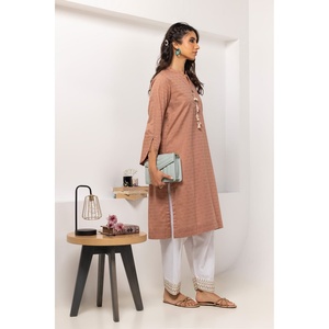 Chemise décontractée marron pour femme en tissu Dobby teint et orné, avec col mandarin et fonction respirante - Product Image 2