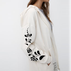 Nueva llegada de ropa de invierno suelta ajuste personalizado bordado parches de color blanco sólido mujeres cremallera sudaderas con capucha moda callejera OEM - Product Image 4