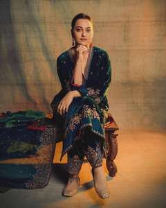 ชุดงานแต่งงานดีไซน์ใหม่ คุณภาพสูง ผ้ากำมะหยี่แท้ ปักด้วยด้ายอย่างดี ทั้งเสื้อและกางเกงทรงพาลาซโซ พร้อมผ้าคลุมไหล่ผ้าจอร์เจตต์ - Product Image 2