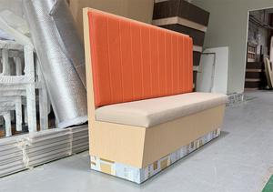 Asientos de Banqueta Modernos para Restaurante Comercial, Tapizados en Vinilo Naranja y Crema, Respaldo Alto, para Cafetería y Bar - Product Image 4