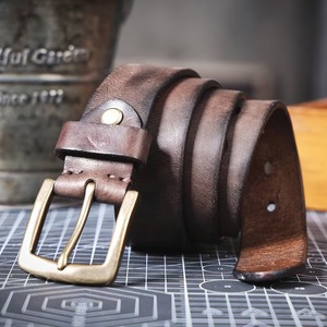 Ceinture en cuir rustique faite à la main de bonne qualité, confortable et réglable avec boucle ardillon classique disponible à la vente - Product Image 2