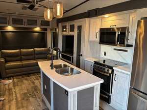 รถบ้านมือสองปี 2022 ยี่ห้อ K-e-y-s-t-o-ne รุ่น M-o-n-t-a-na High Country 331RL ประสิทธิภาพสูง พร้อมขาย - Product Image 5