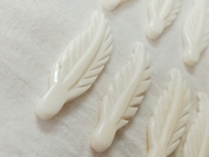 Amuletos de Plumas de Hueso Tallados a Mano - Componentes de Joyería Artesanal para Accesorios Boho y Proyectos de Moda Ética - Product Image 3