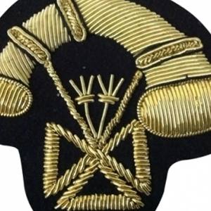 Hermosa tela de sarga Adhesivo Merrow Border Tela Insignias de fieltro Parches Buena venta al por mayor Artesanías Pin Insignias - Product Image 6