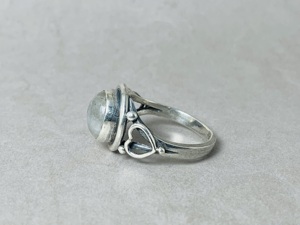 Bague en pierre de lune arc-en-ciel naturelle belle bague en pierre précieuse bleue cabochon bijoux en argent en gros bagues en argent délicates - Product Image 4