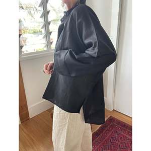 Camisa Larga Oversize de Lino para Mujer, Estilo Vintage Negro, Transpirable, 100% Lino, Cuello con Volantes, Decoración de Encaje, Ideal para Primavera - Product Image 3