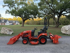 Mini tracteur Kubota 4x4 avec chargeur frontal et tondeuse arrière, rouge, pour jardin - Product Image 6