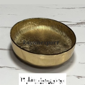 Grand saladier de cuisine moderne en aluminium poli plaqué or, écologique, pour le lavage des légumes, le service des fruits et les mariages - Product Image 6