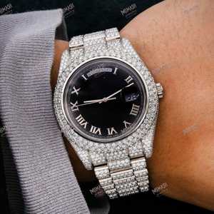 Edición limitada Número romano único Dial analógico negro Reloj de lujo Totalmente Iced Moissanite Diamond Auto día y fecha Reloj unisex - Product Image 4