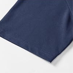 Polo bleu marine, vêtement décontracté élégant et polyvalent, conçu pour un look moderne, épuré et confortable au quotidien. - Product Image 4