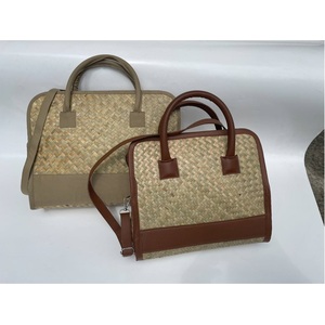 Sac à ordinateur portable esthétique en feuilles de palmier tissées à la main avec doublure, deux anses, motif floral, écologique, durable, décoration intérieure, fermeture ouverte - Product Image 4