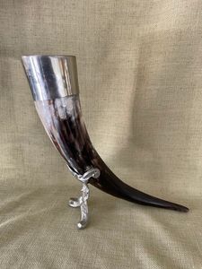 Tasse en céramique de corne à boire Viking festive fabriquée à la main pour hydromel et bière pour corne Shoffar fêtes de Noël et acclamations de vacances - Product Image 4