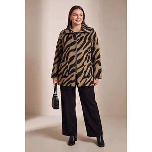 Abrigo de Piel Sintética con Estampado de Leopardo, Talla Grande, Sin Forro, Color Salmón - Product Image 3