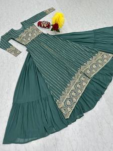 Beau choli indien et pakistanais traditionnel avec haussement d'épaules attaché et broderie lourde Lehenga pour mariages et fêtes - Product Image 5