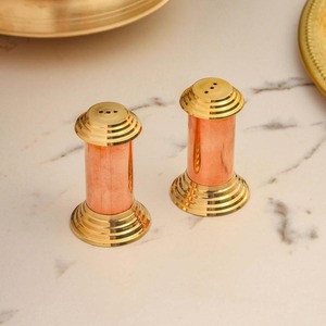 Juego de sal y pimienta de latón hecho a mano con un diseño elegante perfecto para mesas de comedor finas e interiores de cocina clásicos - Product Image 2