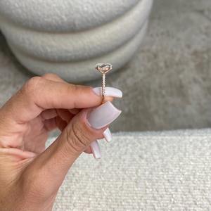 Bague de fiançailles en diamant de laboratoire de 2,85 carats, taille ovale, avec halo caché et accents pavés, en or rose 18 carats, certifiée IGI - Product Image 2