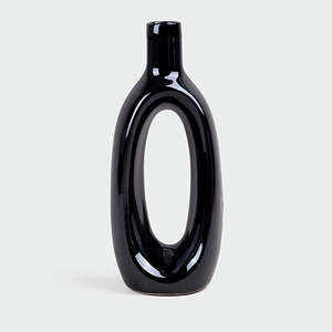 Vase en grès noir contemporain fait main motif floral, design minimaliste pour table ou sol, idéal pour la décoration de mariage - Product Image 3