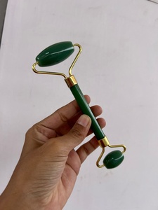 Rouleau de massage facial en jade vert naturel Reiki, sculpté, pour le corps, le visage, le cou, les yeux, et la guérison (Feng Shui) - Product Image 2