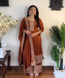 Ensemble Yukata en soie et lin avec détails en dentelle et broderies florales pour une élégance sans effort - Product Image 1