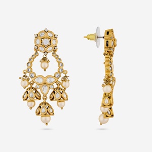 Boucles d'oreilles pendantes en forme de fleur Kundan polonaises de style victorien, plaquées or, avec diamants ronds taille brillant et perles, pour mariage et soirée - Product Image 4