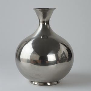 Elegante jarrón de metal chapado en plata hecho a mano con delicados detalles en relieve perfecto para casas de lujo y decoración festiva - Product Image 3